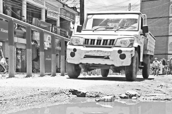 সিলেট নগরের ২৫% সড়কে খানাখন্দ, দুর্ভোগে নগরবাসী